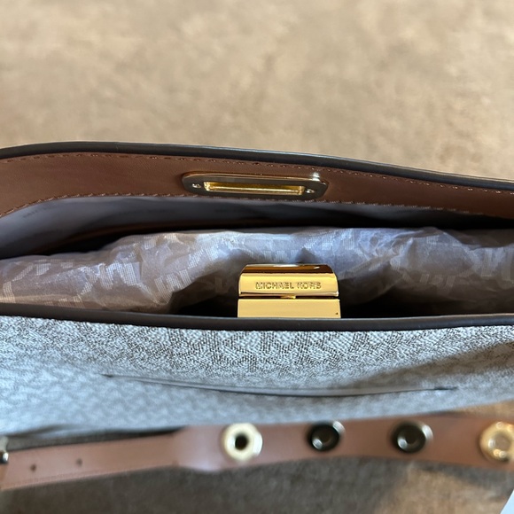 Michael Kors vanilla Sullivan large messenger Bag - Picture 3 of 11